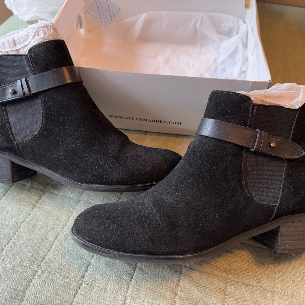 Steve Madden Black Ankle Boots with Suede Material and Elastic Side Panels